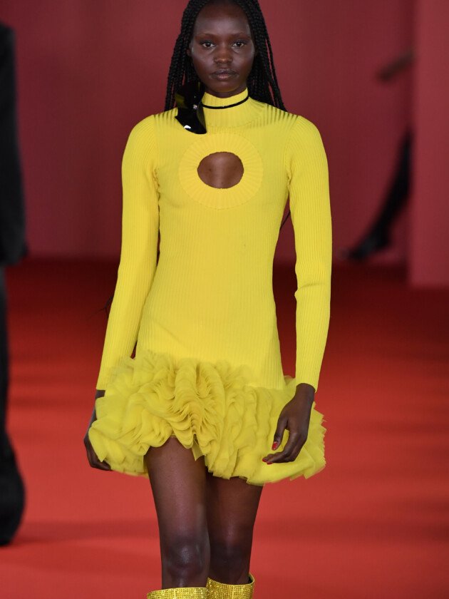 Do macro ao míni, veja as principais tendências do inverno 2023 Modelo no desfile de inverno 2023 da David Koma, na London Fashion Week.