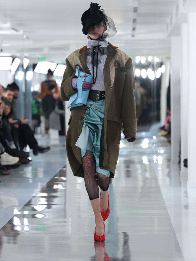 Desfile da Maison Margiela inverno 2023, na Paris Fashion Week. | Foto: Getty Images Modelo no desfile de moda masculina inverno 2023 da Maison Margiela, na Paris Fashion Week.