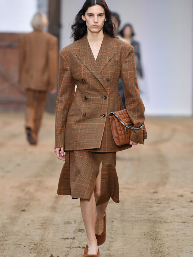 Do macro ao míni, veja as principais tendências do inverno 2023 Modelo no desfile de inverno 2023 da Stella McCartney, na Paris Fashion Week.