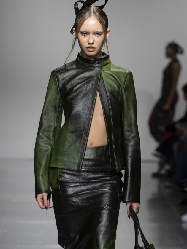 Do macro ao míni, veja as principais tendências do inverno 2023 Modelo no desfile de inverno 2023 da Chet Lo.