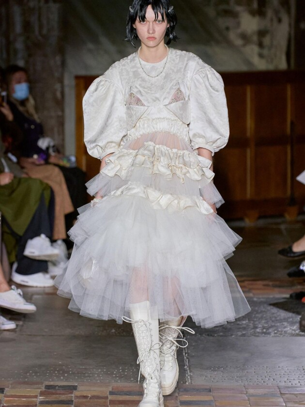 Comemorando 10 anos de marca, Simone Rocha aborda maternidade em desfile