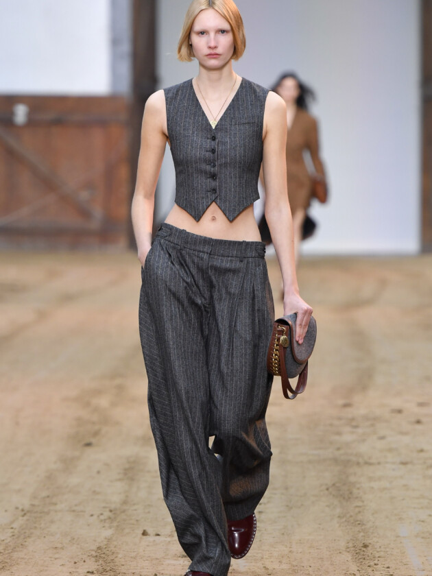 O boom dos conjuntos na moda: 10 estilos para ficar de olho A tendência dos conjuntos femininos: Stella McCartney apresenta conjunto de alfaiataria com colete e calça social
