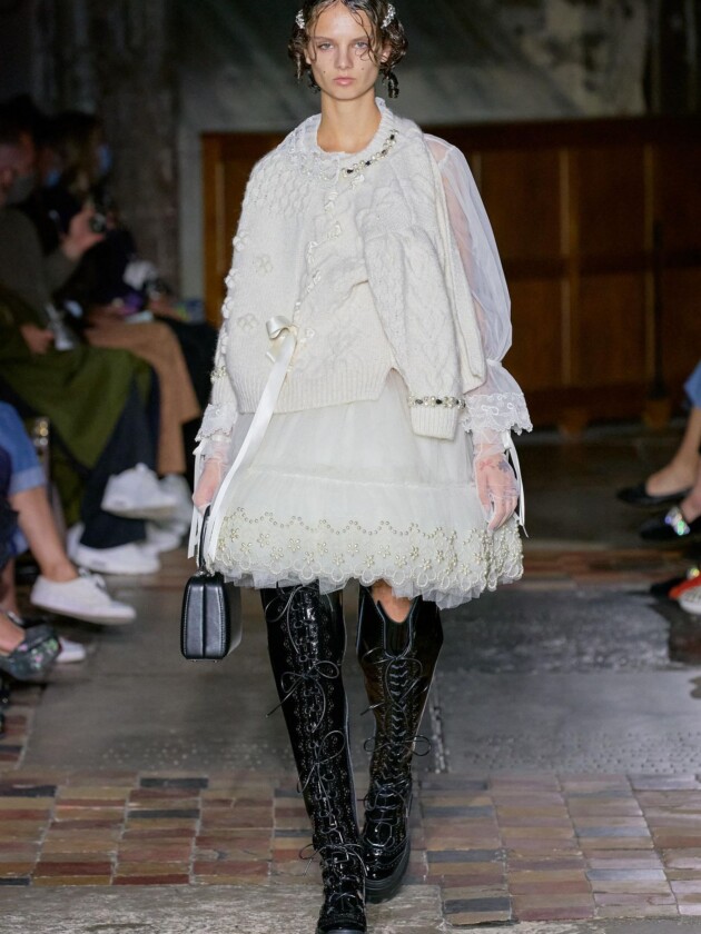 Comemorando 10 anos de marca, Simone Rocha aborda maternidade em desfile
