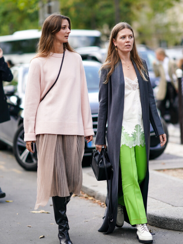 7 ideias para atualizar o slip dress neste inverno Slip dress branco e com renda curto é usado como blusa em look com calça verde e sobretudo cinza