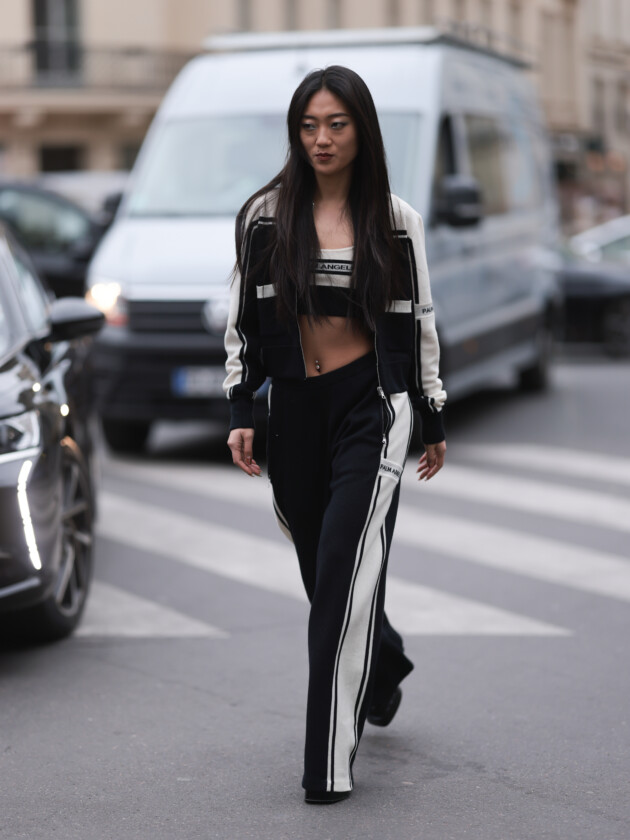 O boom dos conjuntos na moda: 10 estilos para ficar de olho Mulher usa conjunto esportivo preto e branco