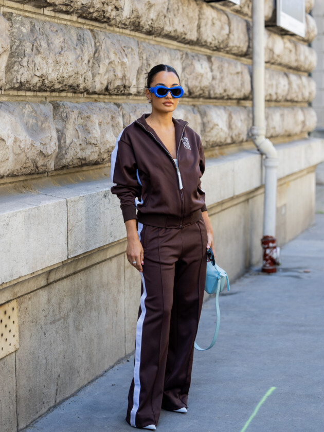 O boom dos conjuntos na moda: 10 estilos para ficar de olho A tendência dos conjuntos femininos: Amina Muaddi usa conjunto marrom com laterais brancas da Loewe e salto alto branco