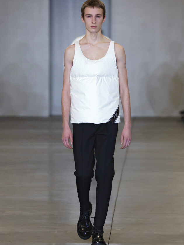 Do realismo funcional da Prada aos travesseiros de JW Anderson, o que importa nos desfile masculinos de Milão Modelo no desfile da coleção de moda masculina de inverno 2023 da Prada, na Milan Fashion Week.