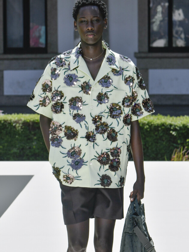 As principais tendências e desfiles da semana de moda masculina de Milão Valentino, verão 2024.