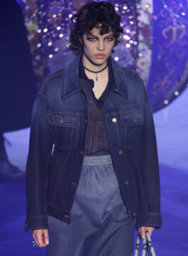 Os principais casacos e jaquetas do próximo inverno Modelo da Dior desfila com jaqueta jeans de cintura marcada no inverno 2023