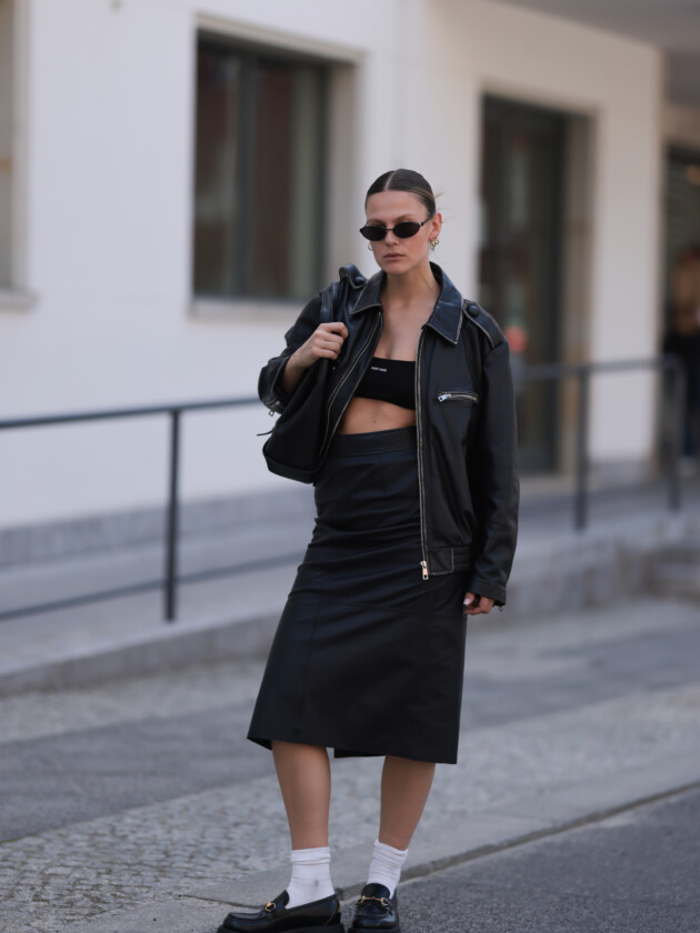 Como usar meias para tirar seu look do básico Meia branca é usada com mocassim preto em look all black