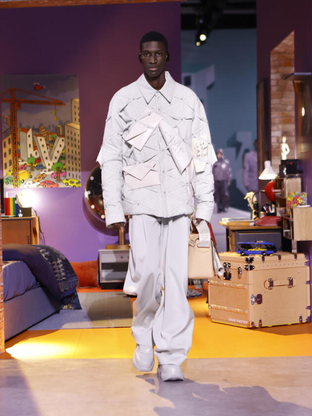 Os principais assuntos, tendências e coleções da semana de moda masculina de Paris Modelo no desfile de moda masculina inverno 2023 da Louis Vuitton, na Paris Fashion Week.