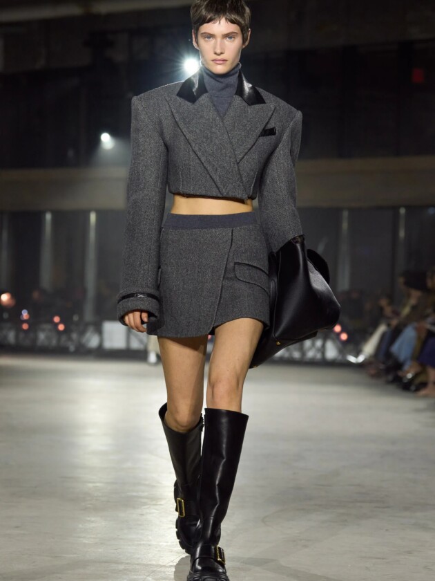 Do macro ao míni, veja as principais tendências do inverno 2023 Modelo no desfile de inverno 2023 da Simkhai.