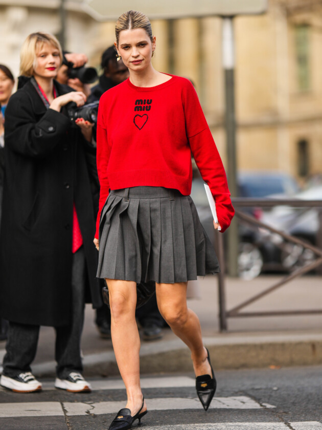 As principais tendências de minissaia da temporada Tendências de minissaia: saias plissadas e com prega fazem sucesso no street style. Aqui, mulher usa saia cinza
