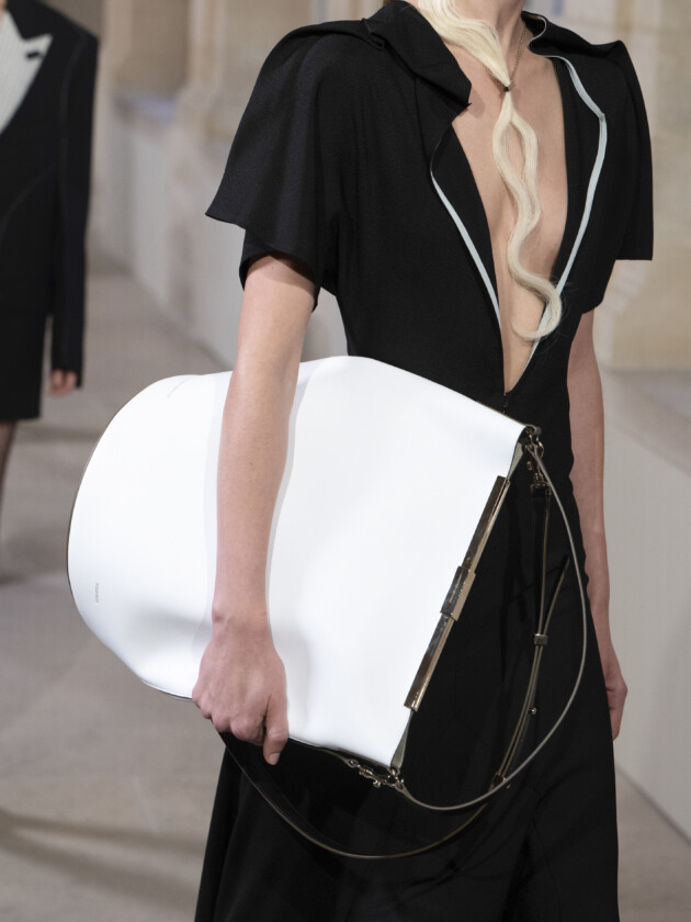 Do macro ao míni, veja as principais tendências do inverno 2023 Modelo no desfile de inverno 2023 da Victoria Beckham, na Paris Fashion Week.