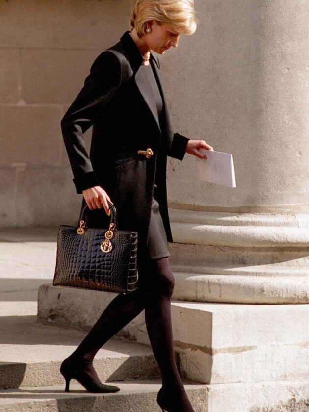 26 anos de par perfeito: conheça a história da bolsa Lady Dior Princesa Diana com sua bolsa Lady Dior