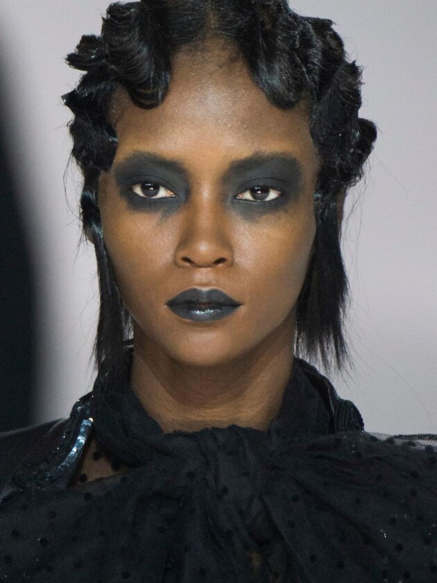 Sobrancelhas descoloridas: tá on! A beleza dark de Marc Jacobs em 2016 fez as sobrancelhas descoloridas fazerem um de seus comebacks.