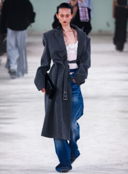 Os principais casacos e jaquetas do próximo inverno Jaqueta de lã com ombreiras é combinada com calça jeans e regata branca no desfile de inverno 2023 da Y/Project