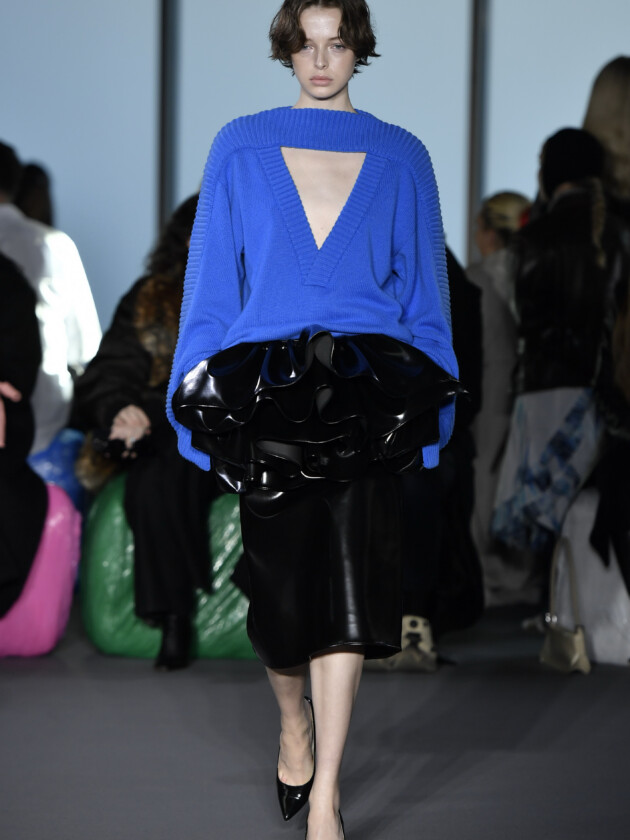 Do macro ao míni, veja as principais tendências do inverno 2023 Modelo no desfile de inverno 2023 da Christopher Kane, na London Fashion Week.