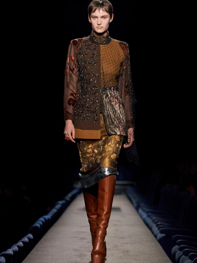 Do macro ao míni, veja as principais tendências do inverno 2023 Modelo no desfile de inverno 2023 da Dries Van Noten, na Paris Fashion Week.