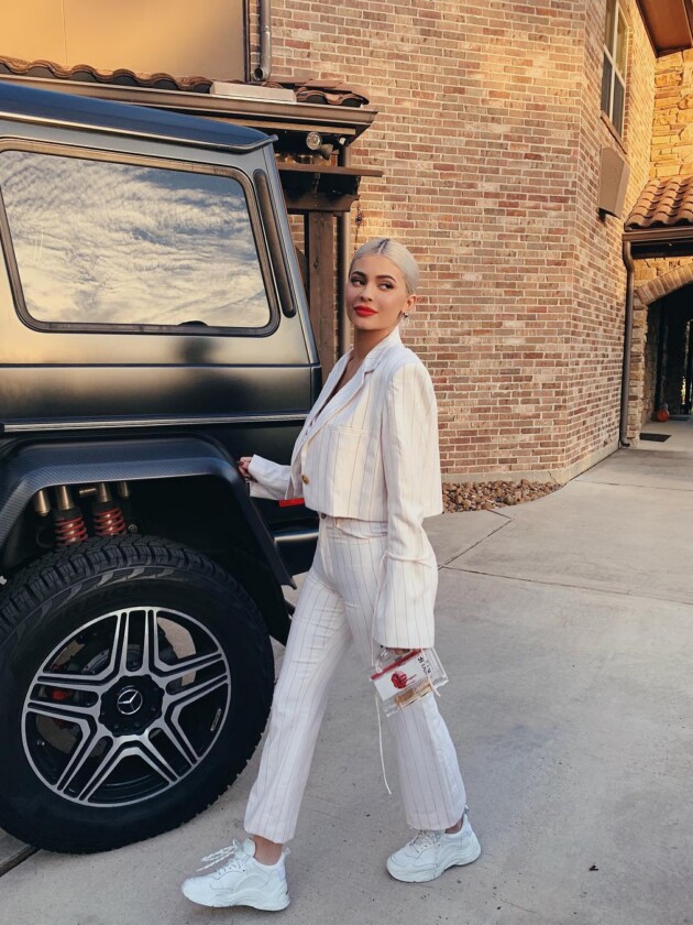 A evolução do estilo de Kylie Jenner Kylie Jenner usa conjuntinho de alfaiataria branco com blazer cropped