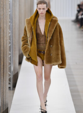 Os principais casacos e jaquetas do próximo inverno Miu Miu apresenta casaco peludinho em sua coleção de inverno 2023