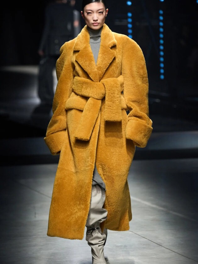 Do macro ao míni, veja as principais tendências do inverno 2023 Modelo no desfile de inverno 2023 da Andreadamo.