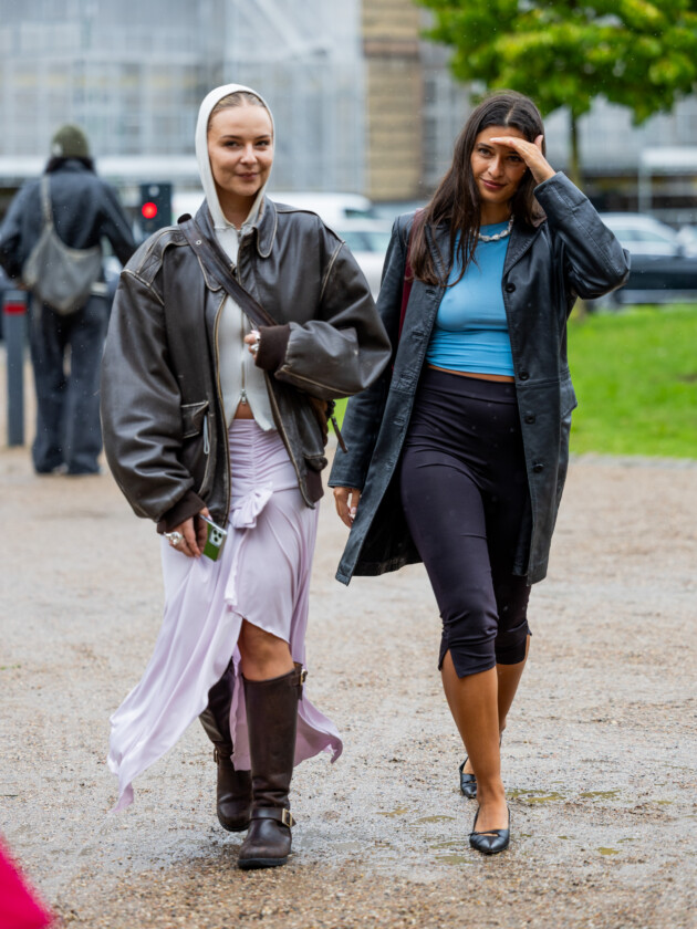 O retorno da calça capri: 5 maneiras de usar Calça capri preta é usada com top cropped azul e casaco de couro longo