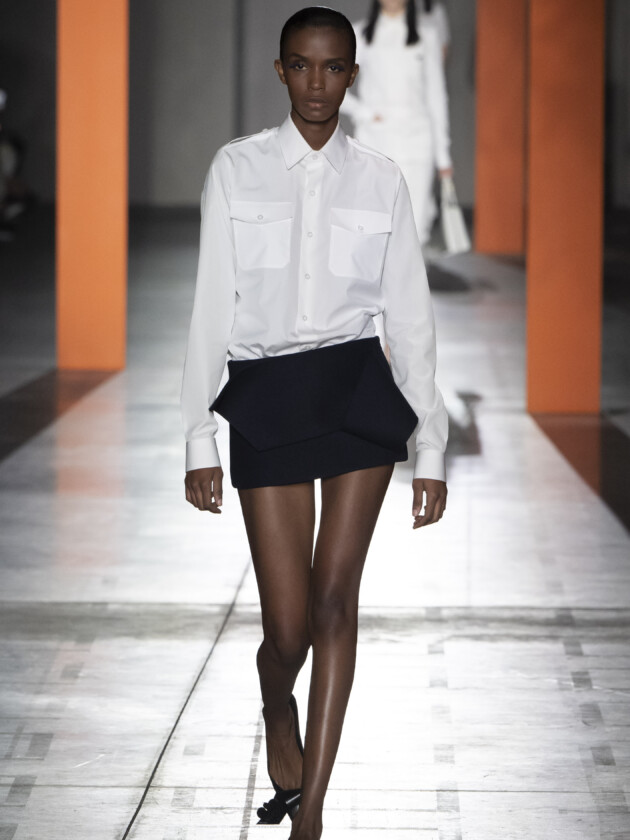 Do macro ao míni, veja as principais tendências do inverno 2023 Modelo no desfile de inverno 2023 da Prada, na Milan Fashion Week.