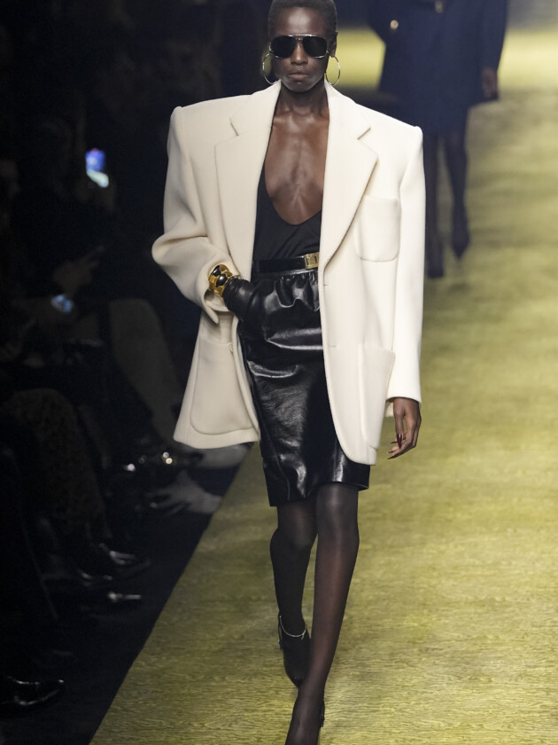 Do macro ao míni, veja as principais tendências do inverno 2023 Modelo no desfile de inverno 2023 da Saint Laurent, na Paris Fashion Week.