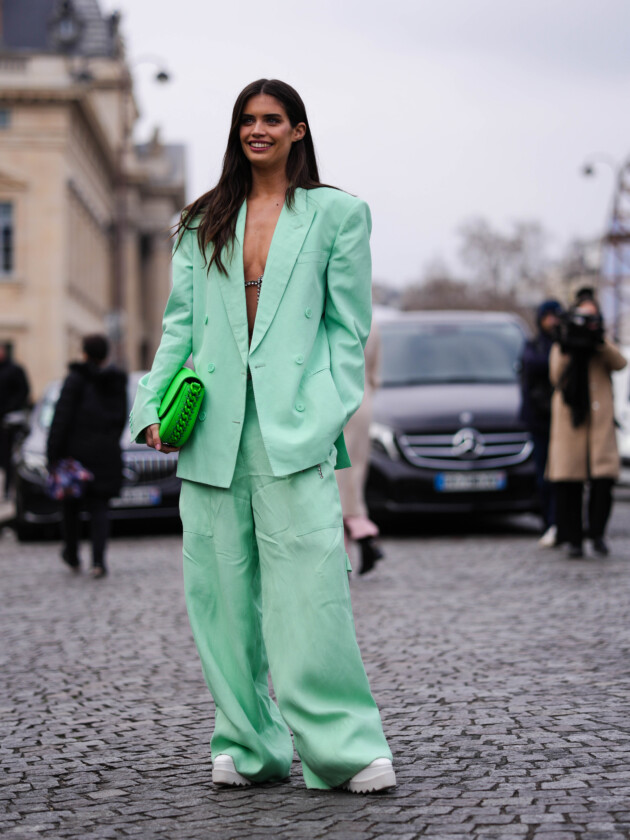 O boom dos conjuntos na moda: 10 estilos para ficar de olho A tendência dos conjuntos femininos: Modelo Sara Sampaio usa conjunto verde de alfaiataria com blazer e calça acetinados