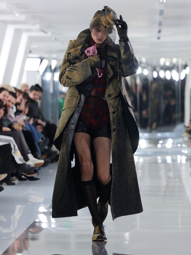 Os principais assuntos, tendências e coleções da semana de moda masculina de Paris Modelo no desfile de moda masculina inverno 2023 da Maison Margiela, na Paris Fashion Week.