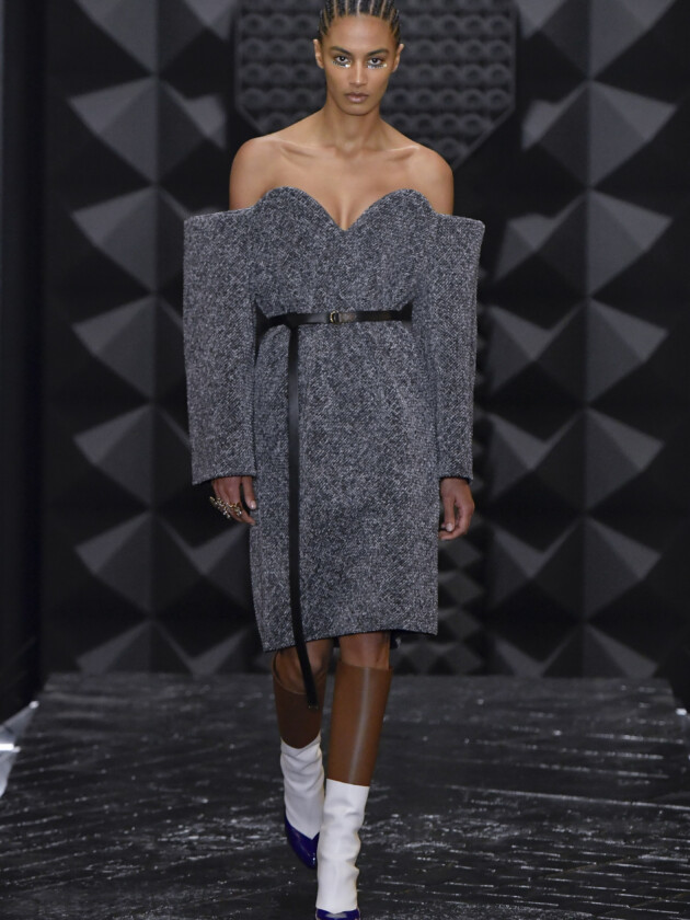 Do macro ao míni, veja as principais tendências do inverno 2023 Modelo no desfile de inverno 2023 da Louis Vuitton, na Paris Fashion Week.