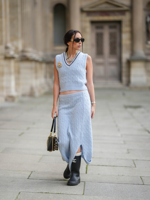 O boom dos conjuntos na moda: 10 estilos para ficar de olho A tendência dos conjuntos femininos: Mulher usa conjunto de tricô cinza com colete e saia longa