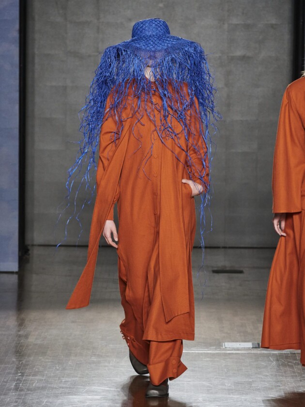 SPFW sem filtro: Angela Brito, Neriage, Ponto Firme e LED. modelo com look Neriage, desfilando na SPFWN54