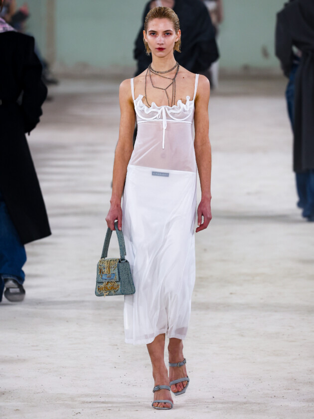 7 ideias para atualizar o slip dress neste inverno modelo desfila na passarela da y/project com vestido estilo camisola transparente