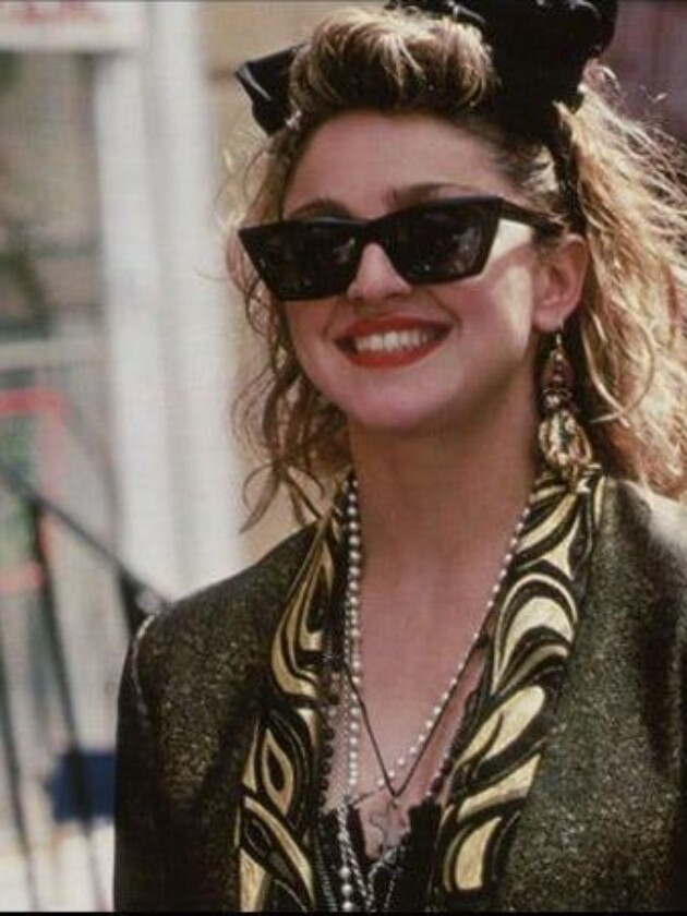 6 tendências de agora que Madonna adiantou décadas atrás Madonna usa óculos wayfarer da ray-ban e laço na cabeça no filme busca-se susan desesperadamente