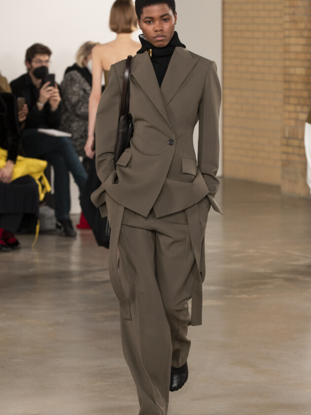 Do macro ao míni, veja as principais tendências do inverno 2023 Modelo no desfile de inverno 2023 da Proenza Schouler, na New York Fashion Week.