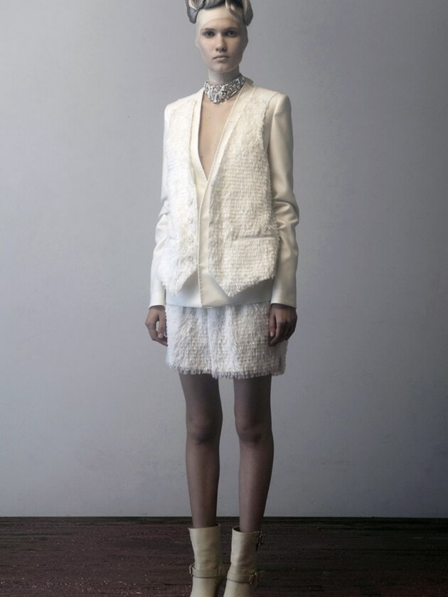 Essa bota polêmica de 2010 está de volta. Será que a moda pega? 15 anos depois, Undercover retorna com bota polêmica em sua coleção de 2024