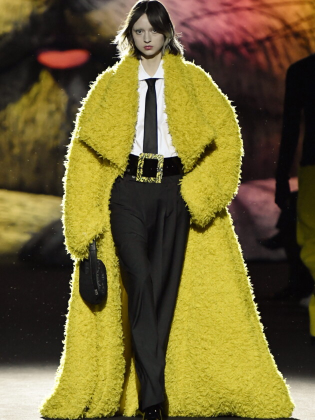 Do macro ao míni, veja as principais tendências do inverno 2023 Modelo no desfile de inverno 2023 da GCDS, na Milan Fashion Week.