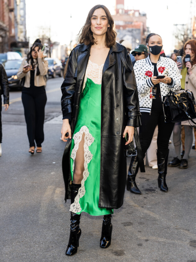 7 ideias para atualizar o slip dress neste inverno Alexa Chunh vestido slip dress, estilo camisola, verde com rendas brancas e complementa o visual com jaqueta longa de couro e bota cano alto