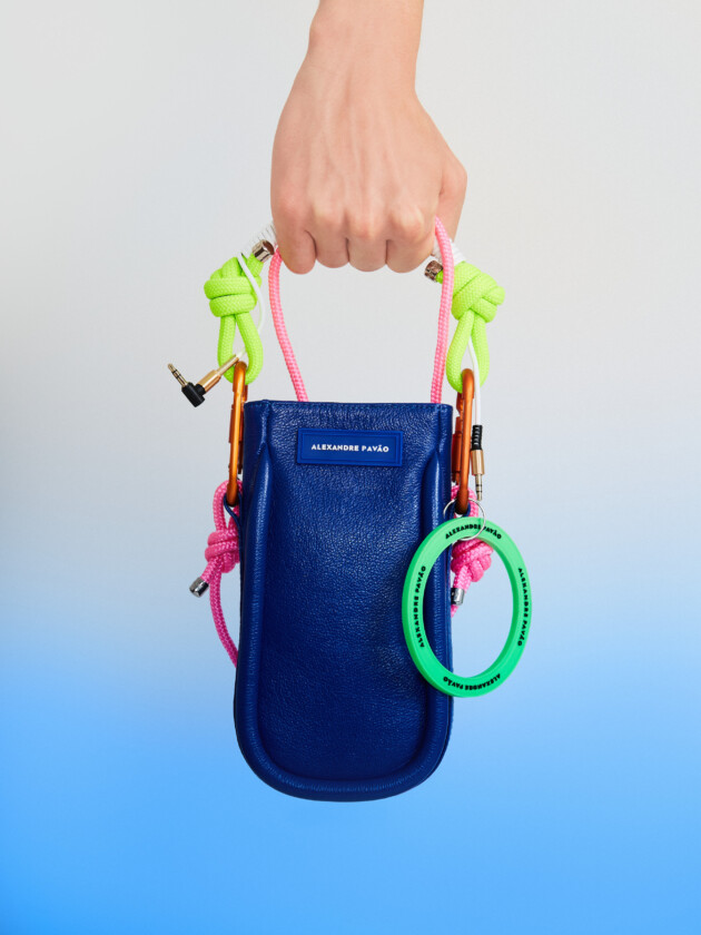 O boom das bolsas divertidas que estão por toda a parte Bolsas divertidas: alexandre pavão ficou conhecido por usar cordas e chaveiros em suas criações e mostra à elle seus próximos lançamentos