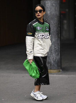 Os principais casacos e jaquetas do próximo inverno Mulher usa jaqueta motorcycle de couro com detalhes de patches