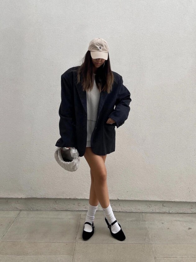 Não suporta sapatilhas? Tudo bem, mas já experimentou essas novas versões? sapatilha com tira é usada em look com moletom, boné e blazer