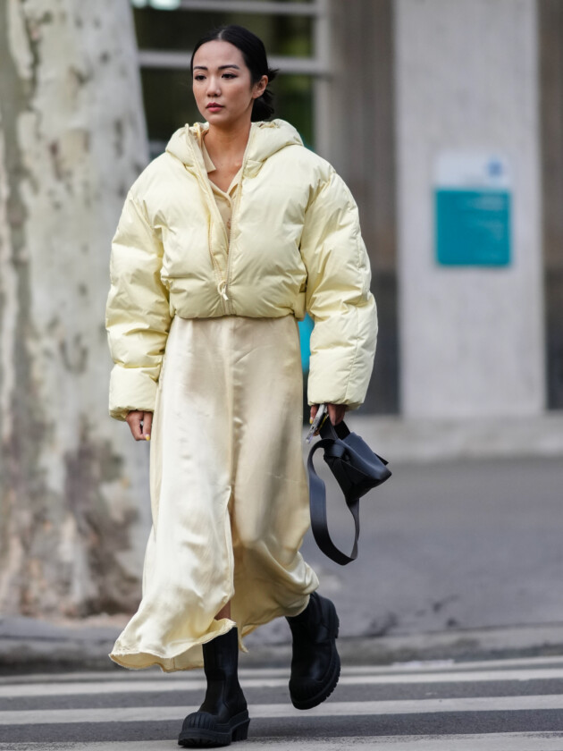 7 ideias para atualizar o slip dress neste inverno Yoyo Cao usa tom sobre tom em look com slip dress amarelo e jaqueta puffer de tonalidade semelhante