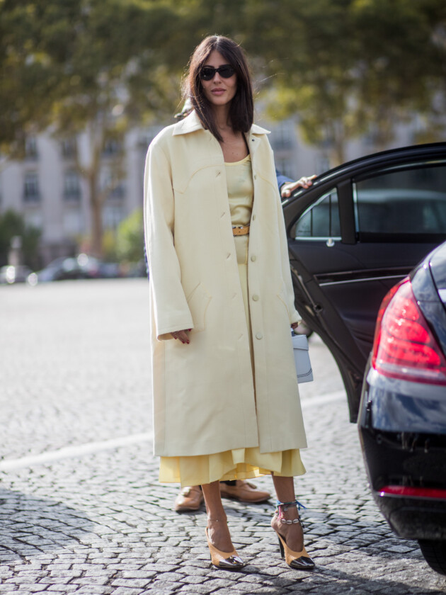 7 ideias para atualizar o slip dress neste inverno Tom sobre tom: Slip dress amarelo é usado com casaco da mesma cor, em tom mais claro.