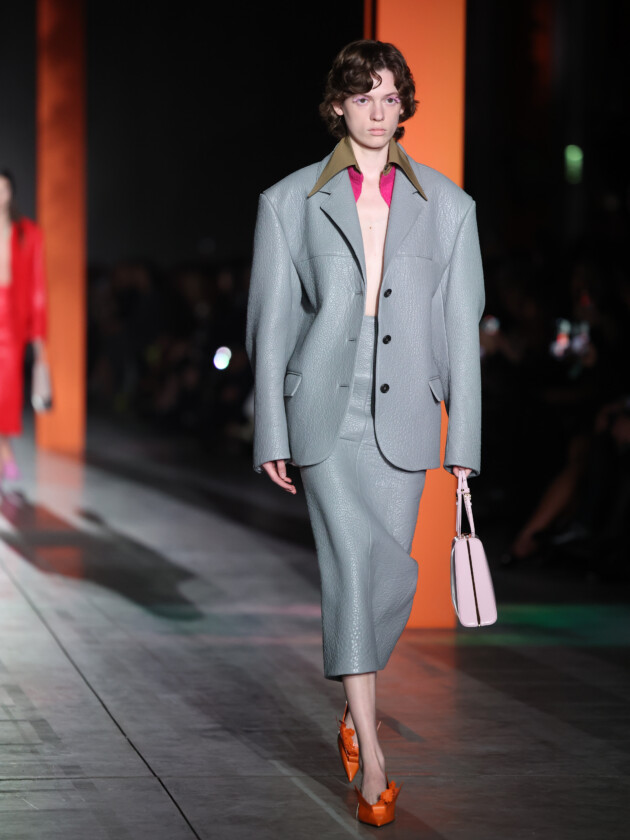 O boom dos conjuntos na moda: 10 estilos para ficar de olho A tendência dos conjuntos femininos: Modelo da Prada usa conjunto de blazer e saia de couro estilo alfaiataria