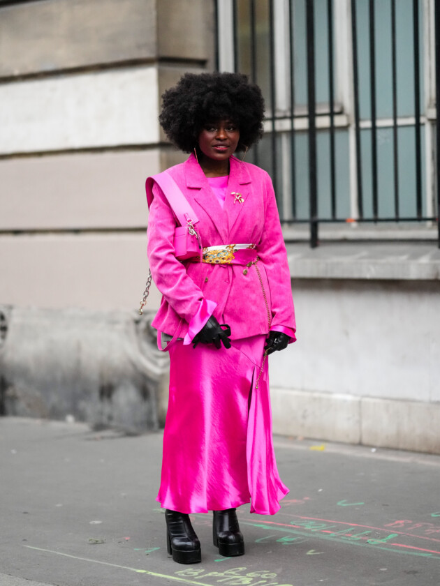 7 ideias para atualizar o slip dress neste inverno Tom sobre tom: slip dress é usado em look pink monocromático, finalizado com blazer texturizado