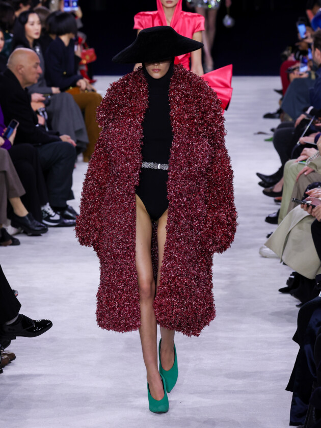 Do macro ao míni, veja as principais tendências do inverno 2023 Modelo no desfile de inverno 2023 da Balmain, na Paris Fashion Week.