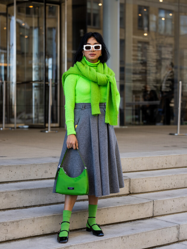 Como usar meias para tirar seu look do básico Como atualizar look com meia: meia verde faz ponto de cor junto ao suéter em look cinza