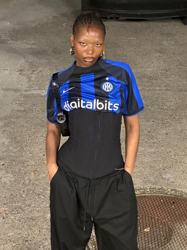 Como usar camisa de time: 5 dicas para incorporar a tendência esportiva Camisa de futebol é usada com corset tomara que caia por cima. Calça social finaliza a produção
